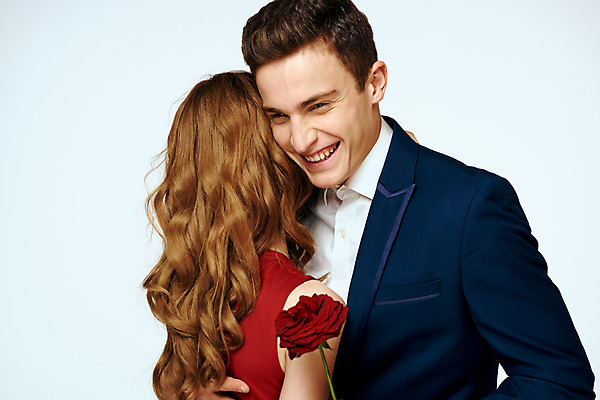 포토 JPG 해외이미지 백인 커플 여자 남자 포옹 들기 상반신 성인 두명 장미 낭만 우아함 성인만 해외포토 서양인 꽃 컨셉 관계 안기 모션 사람 파일형식 이미지허브