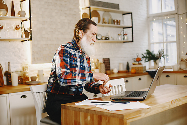 포토 JPG 해외이미지 백인 1 라이프스타일 응시 노년 남자 안경 셔츠 인터넷 통신 탁자 아침 수염 주택 실내 한명 사람 앉기 성인 장식 노트북 사무실 알약 웹 기쁨 업무 작업 비즈니스맨 은퇴 무선전화기 책상 옛날 힙스터 해외포토 주간 서양인 시선 잡화 패션 감정 가구 상의 비즈니스 모션 내부 건물 생활 전자제품 약 직장인 전화기 파일형식 이미지허브