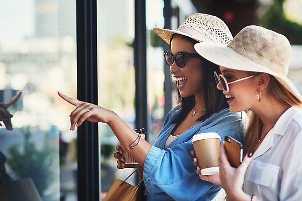 포토 JPG 해외이미지 주간 모자 라이프스타일 응시 여자 행복 커피 함께함 미소 들기 상반신 20대 성인 야외 두명 옆모습 친구 스마트폰 쇼핑 상점 가리킴 잡기 도시 테이크아웃컵 성인여자만 해외포토 자연요소 시선 잡화 감정 음료 뷰포인트 컨셉 관계 모션 표정 사람 손짓 청년 생활 컵 핸드폰 스마트기기 여자만 성인만 파일형식 이미지허브