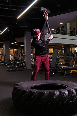 포토 JPG 해외이미지 백인 남자 스포츠 십자가 신체 근육 건강 한명 사람 성인 건물 운동 힘 장비 기차 에너지 바퀴 망치 보디빌딩 보디빌더 집중 연습 클럽 체육관 근육질 타이어 썰매 무거움 때리기 스트라이크 이두근 해외포토 서양인 1 건축물 육상교통 컨셉 모션 대중교통 헬스 공구 무게 몸매 파일형식 이미지허브