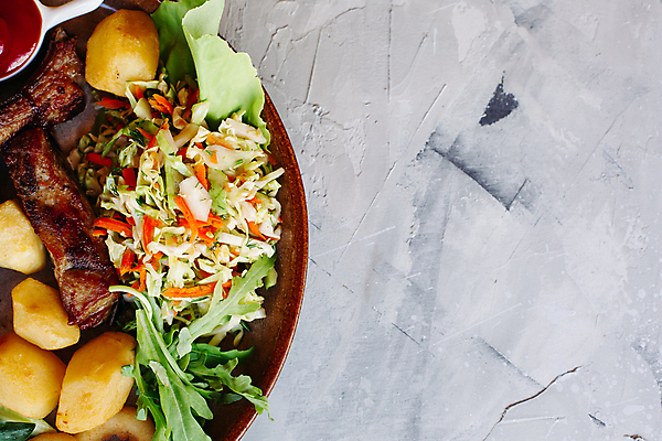 포토 JPG 해외이미지 접시 음식 날개 토마토 채소 회사 양파 오이 감자 맥주 육류 요리 사람없음 목재 빨간색 식당 식사 저녁식사 치킨 샐러드 튀김 뜨거움 소시지 황금 맛 그릴 바비큐 케첩 굽기 먹기 속도 매움 마요네즈 점심식사 삶기 해로움 해외포토 나무 식기 컬러 컨셉 식재료 비즈니스 재료 모션 주방용품 주류 상점 소스_음식 가공식품 구이 닭고기요리 파일형식 이미지허브