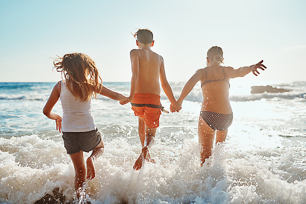 포토 JPG 해외이미지 주간 전신 여자 남자 수영복 여유 어린이 바다 하늘 휴식 소년 야외 뒷모습 세명 달리기 손잡기 즐거움 어린이만 해외포토 자연요소 옷 감정 뷰포인트 컨셉 모션 사람 파일형식 이미지허브