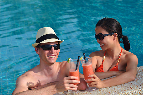 포토 JPG 해외이미지 커플 여자 남자 수영복 음료 휴식 잔 수영장 빨대 들기 상반신 성인 두명 옆모습 선글라스 수영 성인만 해외포토 식기 옷 안경 뷰포인트 컨셉 관계 모션 사람 수상스포츠 파일형식 이미지허브