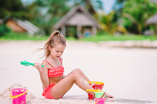 포토 JPG 해외이미지 주간 전신 백인 라이프스타일 여자 수영복 어린이 섬 휴식 한명 앉기 해변 야외 옆모습 여름휴가 바캉스 삽 양동이 모래놀이 소녀한명만 내려보기 해외포토 자연요소 서양인 1 옷 모래 바다 뷰포인트 컨셉 모션 놀이 휴가 사람 생활 여자한명만 소녀만 파일형식 여름_계절 이미지허브