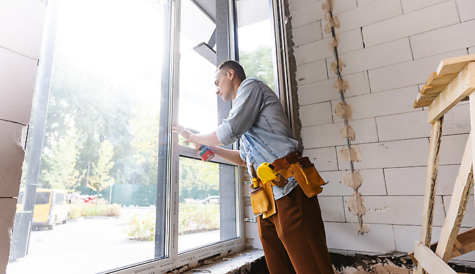포토 JPG 해외이미지 남자 가구 창문 실내 작업복 한명 들기 상반신 성인 옆모습 공구 작업 수리 창틀 정비공 성인남자한명만 해외포토 1 옷 뷰포인트 생활용품 모션 사람 내부 도구 기술자 남자한명만 성인남자만 파일형식 이미지허브