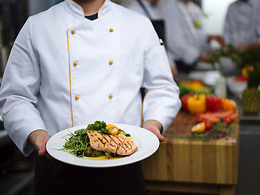 포토 JPG 해외이미지 여자 남자 식재료 실내 요리 들기 여러명 상반신 성인 앞모습 주방 요리사 닭고기스테이크 성인만 해외포토 직업 뷰포인트 다수 모션 스테이크 사람 내부 파일형식 이미지허브