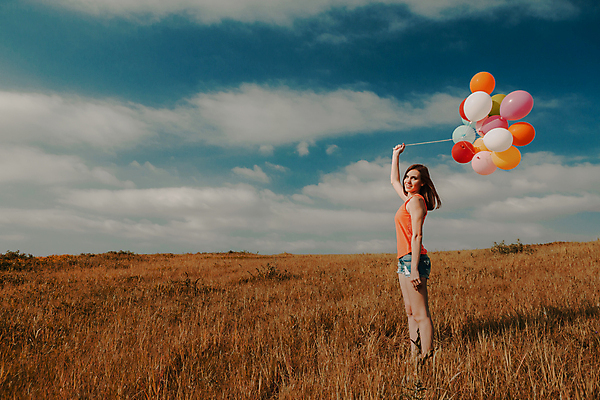 포토 JPG 해외이미지 전신 여자 한명 미소 들기 성인 야외 옆모습 풍선 성인여자한명만 해외포토 1 뷰포인트 모션 표정 사람 여자한명만 성인여자만 파일형식 이미지허브