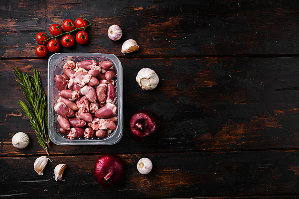 포토 JPG 해외이미지 방울토마토 양파 마늘 생고기 사람없음 하이앵글 닭고기 로즈메리 카피스페이스 해외포토 뷰포인트 토마토 채소 육류 공백 허브 파일형식 이미지허브