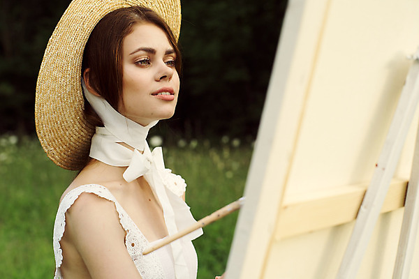 포토 JPG 해외이미지 라이프스타일 응시 여자 미술 한명 들기 상반신 성인 취미 야외 옆모습 붓 숲 이젤 그림 예술가 캔버스 화가 해외포토 직업 1 시선 뷰포인트 모션 문화예술 사람 생활 미술도구 파일형식 이미지허브