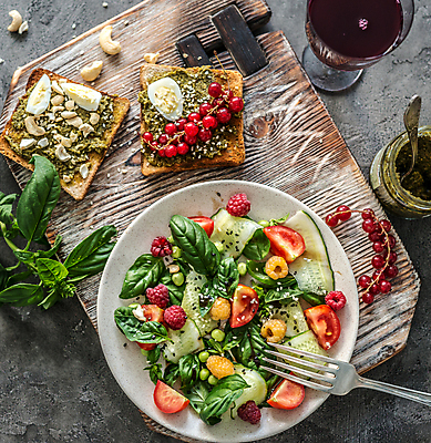 포토 JPG 해외이미지 접시 백그라운드 포크 토마토 채소 회색배경 치즈 사람없음 샐러드 토스트 바질 건강식 나무도마 페스토 해외포토 식기 음식 빵 유제품 도마 목재 회색 소스_음식 파일형식 이미지허브
