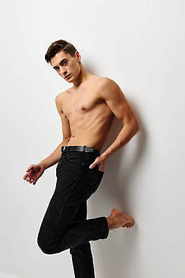 포토 JPG 해외이미지 백인 남자 포즈 실내 한명 상반신 성인 옆모습 흰배경 주머니손 근육질 다리들기 성인남자한명만 바디프로필 해외포토 서양인 1 뷰포인트 백그라운드 모션 근육 사람 내부 헬스 흰색 몸매 남자한명만 성인남자만 파일형식 이미지허브