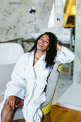 포토 JPG 해외이미지 모델 라이프스타일 여자 얼굴 포즈 휴식 한명 미소 사람 성인 물 뷰티 유행 검은색 스파 목욕 거품 욕실 목욕가운 화려 우아함 치아 피부 타일 입술 대리석 비누 스타일 파케트 해외포토 자연요소 1 컬러 컨셉 재료 표정 생활 신체부위 위생용품 청결 가운 소화기관 파일형식 이미지허브