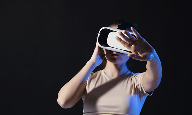 포토 JPG 해외이미지 여자 한명 손짓 상반신 성인 앞모습 손들기 스마트 하이테크 손뻗기 착용 웨어러블 가상현실 성인여자한명만 오큘러스 VR기기 해외포토 1 뷰포인트 컨셉 모션 기술 사람 기계 여자한명만 성인여자만 파일형식 이미지허브