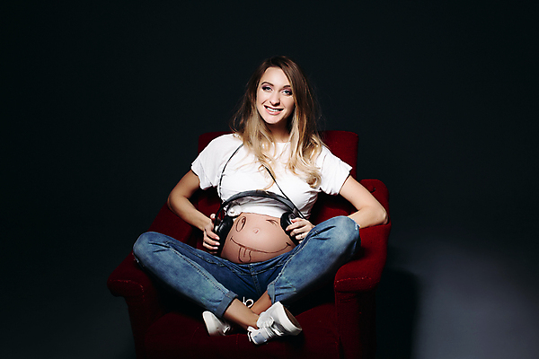 포토 JPG 해외이미지 백인 1 여자 행복 감정 어린이 신체 자연 엄마 친절 실내 건강 한명 서기 미소 사람 가로 전자제품 희망 임산부 임신 터치 아기 기다림 예측 태아 해외포토 서양인 컨셉 가족 모션 표정 내부 생태계 파일형식 이미지허브