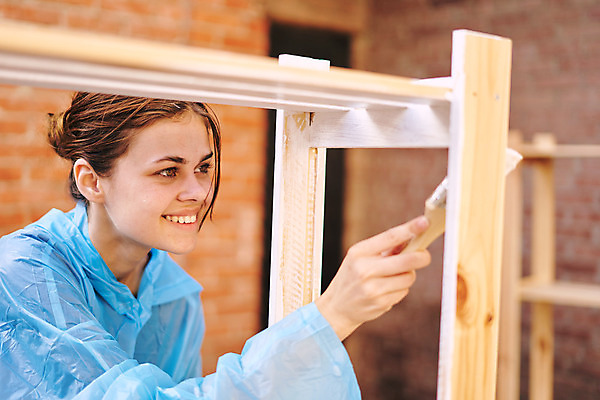 포토 JPG 해외이미지 여자 한명 들기 상반신 성인 목재 옆모습 페인트칠 바르기 페인트붓 목공예 목재가구 셀프 성인여자한명만 셀프인테리어 해외포토 나무 1 뷰포인트 가구 재료 모션 페인팅 사람 인테리어 붓 공예 여자한명만 성인여자만 파일형식 이미지허브