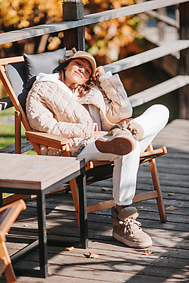 포토 JPG 해외이미지 응시 공원 여자 한명 미소 앉기 성인 야외 컵 가을풍경 카페 가을 잡기 성인여자한명만 해외포토 1 식기 시선 계절 공공시설 모션 표정 사람 풍경 상점 여자한명만 성인여자만 파일형식 가을_계절 이미지허브