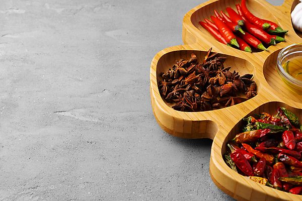 포토 JPG 해외이미지 식재료 회색배경 실내 사람없음 향신료 나무접시 말린고추 할라피뇨 카피스페이스 팔각회향 해외포토 접시 백그라운드 고추 내부 공백 회색 향미료 파일형식 이미지허브