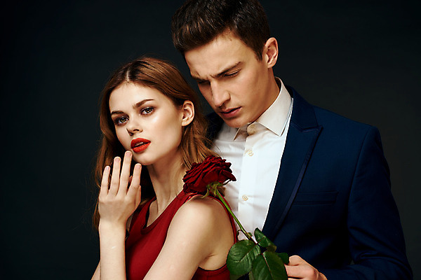 포토 JPG 해외이미지 백인 커플 여자 남자 포옹 미소 들기 상반신 성인 두명 장미 낭만 우아함 성인만 해외포토 서양인 꽃 컨셉 관계 안기 모션 표정 사람 파일형식 이미지허브