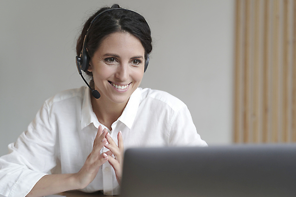포토 JPG 해외이미지 직업 여자 교육 행복 인터넷 비즈니스 통신 교실 탁자 수업 거리 주택 직장 말하기 한명 미소 노트북 컴퓨터 사무실 교사 헤드폰 이탈리아 업무 비즈니스우먼 가르침 고객 책상 동료 마이크 상담 부름 멀리 온라인 동영상 가정교사 스페인어 온라인강의 운영자 프리랜서 해외포토 1 감정 유럽 음향기기 가구 회사 학교 관계 모션 표정 사람 건물 전자제품 작업 직장인 강의 파일형식 언택트 이미지허브