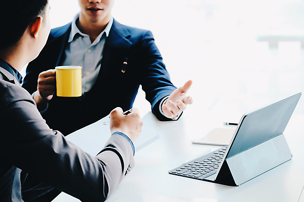 포토 JPG 해외이미지 직업 학생 디자인 여자 남자 비즈니스 통신 탁자 협력 노동자 아이디어 직장 함께함 창조 대화 사람 두명 노트북 컴퓨터 사무실 알약 업무 작업 비즈니스맨 비즈니스우먼 그룹 계획 토론 디자이너 동료 시작 경영 마케팅 통일 프로젝트 힙스터 브레인스토밍 해외포토 패션 가구 컨셉 회사 관계 말하기 전자제품 약 직장인 파일형식 이미지허브