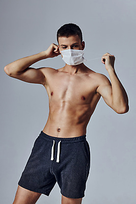 포토 JPG 해외이미지 백인 남자 포즈 회색배경 실내 마스크 한명 상반신 성인 앞모습 잡기 근육질 성인남자한명만 바디프로필 해외포토 서양인 1 뷰포인트 백그라운드 모션 근육 사람 내부 헬스 회색 몸매 남자한명만 성인남자만 파일형식 이미지허브