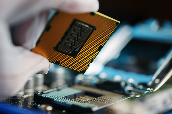 포토 JPG 해외이미지 손 과학 미래 들기 신체부위 디지털 장비 과학기술 전자 공학 마더보드 메인보드 전자부품 하드웨어 해외포토 교육 컨셉 모션 기술 사람 컴퓨터 부속품 파일형식 이미지허브