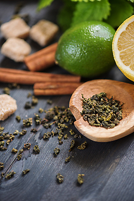포토 JPG 해외이미지 티타임 근접촬영 사람없음 레몬 라임 나무숟가락 찻잎 시나몬스틱 해외포토 뷰포인트 과일 휴식 차_음료 숟가락 시나몬 파일형식 이미지허브
