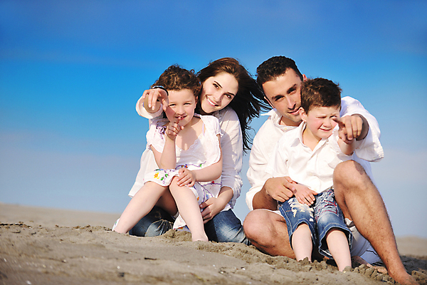 포토 JPG 해외이미지 주간 전신 라이프스타일 여자 딸 행복 아들 어린이 바다 여행 가족 엄마 휴가 사랑 웃음 사람 앉기 성인 야외 앞모습 모래사장 손들기 여행객 기쁨 자녀 가리킴 아빠 해외포토 자연요소 감정 뷰포인트 관계 모션 표정 손짓 생활 파일형식 이미지허브