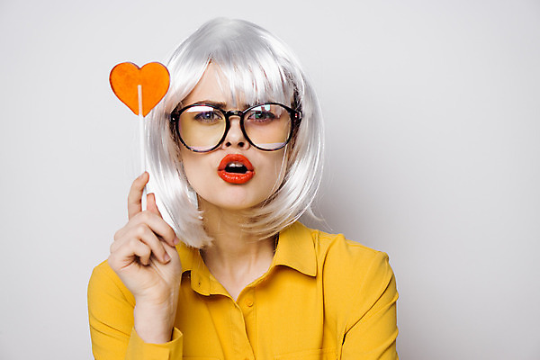 포토 JPG 해외이미지 여자 막대사탕 입벌림 한명 들기 상반신 성인 앞모습 하트 은색 가발 성인여자한명만 안경낌 힙스터 해외포토 모양 1 패션 안경 뷰포인트 컬러 모션 표정 사탕 사람 여자한명만 성인여자만 파일형식 이미지허브