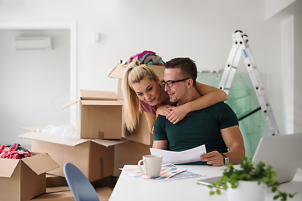 포토 JPG 해외이미지 부부 여자 남자 행복 화초 사다리 안기 사랑 들기 상반신 성인 두명 앞모습 컵 노트북 상자 책상 문서 이삿짐 성인만 해외포토 식물 식기 커플 감정 뷰포인트 가구 모션 사람 전자제품 도구 이사 파일형식 이미지허브