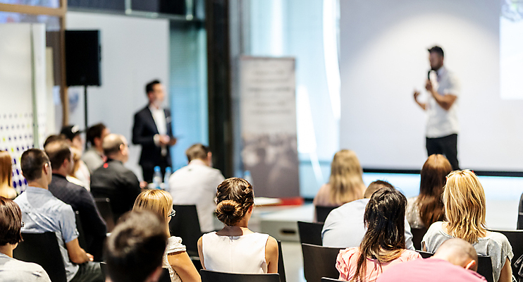 포토 JPG 해외이미지 여자 남자 실내 앉기 여러명 상반신 성인 옆모습 뒷모습 아웃포커스 듣기 군중 소프트포커스 강의 강당 세미나 성인만 해외포토 뷰포인트 다수 모션 촬영기법 사람 내부 파일형식 이미지허브