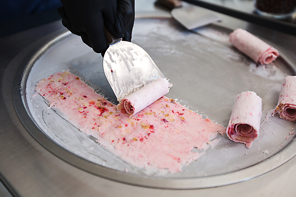 포토 JPG 해외이미지 직업 손 열매 음식 과일 재료 태국 딸기 아이스크림 디저트 건강 요리 한명 동양인 금속 식당 초콜릿 냉동 얼음 기계 우유 추위 튀김 흰색 신선 달콤 맛 잼 설탕 크림 준비 롤 내추럴 바닐라 인기 채식주의자 철강 핸드메이드 맛있는 해외포토 자연요소 식물 1 아시아 컬러 컨셉 재질 유제품 사람 인종 신체부위 상점 소스_음식 채식 파일형식 이미지허브