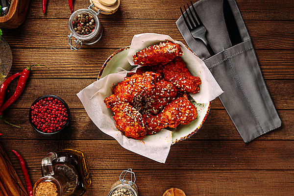 포토 JPG 해외이미지 실내 사람없음 하이앵글 양념치킨 담기 닭날개 미국음식 나무배경 버팔로윙 해외포토 뷰포인트 백그라운드 모션 서양음식 내부 치킨 닭고기 파일형식 이미지허브