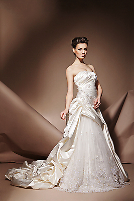 포토 JPG 해외이미지 전신 모델 드레스 여자 행복 웨딩드레스 포즈 결혼 한명 성인 옆모습 화려 우아함 성인여자한명만 해외포토 1 옷 감정 뷰포인트 컨셉 사람 이벤트 여자한명만 성인여자만 파일형식 이미지허브