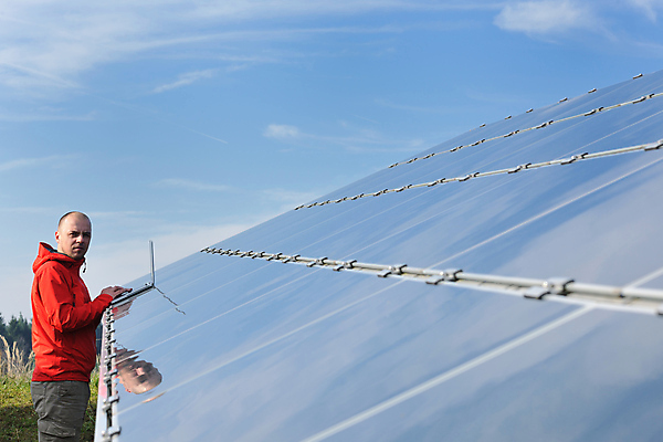 포토 JPG 해외이미지 주간 구름 남자 하늘 한명 상반신 성인 야외 옆모습 반사 태양에너지 집열판 성인남자한명만 해외포토 자연요소 1 뷰포인트 사람 그린에너지 남자한명만 성인남자만 파일형식 이미지허브