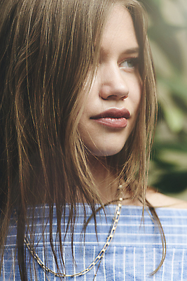 포토 JPG 해외이미지 백인 모델 라이프스타일 헤어스타일 손 여자 행복 안경 얼굴 백그라운드 갈색머리 한명 사람 빨간색 선글라스 뷰티 머리 유행 화장품 수확 흰색 신선 화려 피부 입술 복고 만들기 고립 돌봄 스타일 해외포토 서양인 1 잡화 감정 컬러 컨셉 농업 모션 생활 신체부위 파일형식 이미지허브