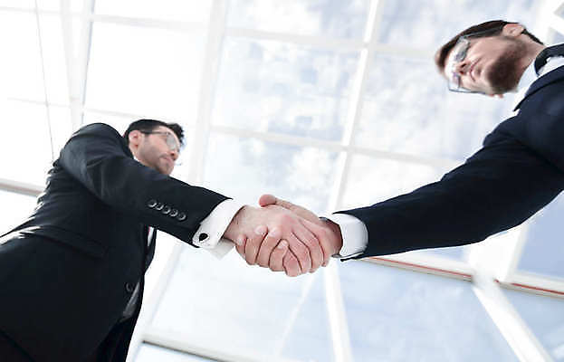 포토 JPG 해외이미지 남자 로우앵글 비즈니스 협력 악수 실내 협상 상반신 성인 두명 옆모습 비즈니스맨 성인남자만 해외포토 뷰포인트 사람 손짓 내부 직장인 남자만 성인만 파일형식 이미지허브