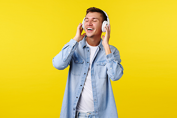 포토 JPG 해외이미지 남자 실내 한명 상반신 성인 앞모습 눈감음 헤드셋 음악감상 즐거움 성인남자한명만 해외포토 1 감정 뷰포인트 음향기기 모션 사람 내부 헤드폰 감상 남자한명만 성인남자만 파일형식 이미지허브