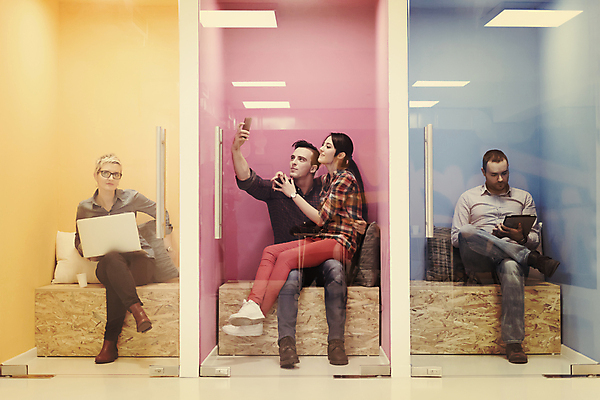 포토 JPG 해외이미지 전신 여자 남자 벽 들기 앉기 여러명 성인 노트북 스마트폰 태블릿 사무실 업무 비즈니스맨 비즈니스우먼 셀프카메라 성인만 해외포토 다수 비즈니스 모션 사람 전자제품 핸드폰 스마트기기 사진촬영 작업 직장인 파일형식 이미지허브