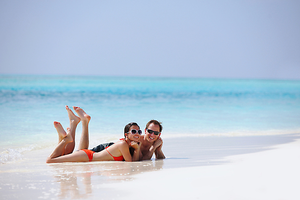 포토 JPG 해외이미지 주간 전신 라이프스타일 커플 여자 남자 수영복 엎드리기 데이트 휴식 사랑 성인 해변 야외 두명 옆모습 여름 맑음 턱괴기 성인만 해외포토 자연요소 옷 계절 감정 바다 뷰포인트 컨셉 관계 모션 날씨 사람 생활 파일형식 이미지허브