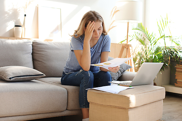 포토 JPG 해외이미지 여자 거실 스트레스 실내 피곤 한명 들기 앉기 상반신 성인 앞모습 노트북 소파 좌절 문서 문제 손짚기 성인여자한명만 내려보기 해외포토 1 감정 뷰포인트 컨셉 의자 모션 사람 손짓 내부 전자제품 여자한명만 성인여자만 파일형식 이미지허브