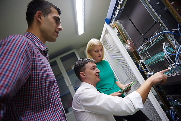 포토 JPG 해외이미지 여자 남자 실내 관리 들기 상반신 성인 옆모습 세명 태블릿 자료 가리킴 센터 시스템 서버 서버실 성인만 해외포토 뷰포인트 모션 사람 손짓 내부 전자제품 스마트기기 파일형식 이미지허브