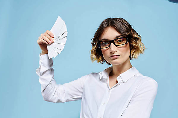 포토 JPG 해외이미지 서양인 여자 명함 프레임 한명 미소 들기 상반신 성인 앞모습 사각형 집중 보여주기 주목 성인여자한명만 해외포토 도형 외국인 1 뷰포인트 컨셉 모션 표정 사람 여자한명만 성인여자만 파일형식 이미지허브