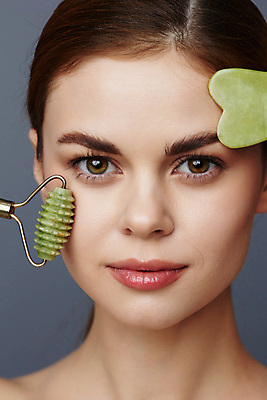 포토 JPG 해외이미지 여자 얼굴 실내 한명 미소 근접촬영 상반신 성인 앞모습 뷰티 스파 마사지 미용용품 피부관리 롤러 마사지롤러 페이스롤러 성인여자한명만 괄사 해외포토 1 뷰포인트 표정 사람 내부 신체부위 오브젝트 마사지용품 여자한명만 성인여자만 파일형식 이미지허브