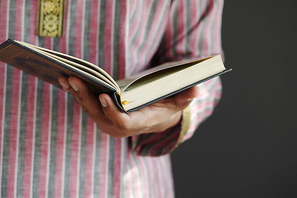 포토 JPG 해외이미지 손 종교 빵 텍스트 사람없음 책 빨간색 골동품 기도 잡기 이슬람교 신성 묵주 라마단 카피스페이스 해외포토 음식 컬러 종교용품 모션 신체부위 공백 파일형식 이미지허브