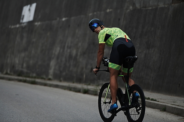 포토 JPG 해외이미지 주간 전신 남자 도로 한명 성인 야외 뒷모습 자전거 뒤돌아보기 승차 사이클선수 사이클링 라이딩 성인남자한명만 해외포토 자연요소 1 길 뷰포인트 교통시설 모션 운동선수 사람 바이크 육상스포츠 남자한명만 성인남자만 파일형식 이미지허브