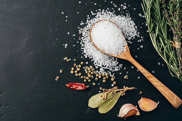 포토 JPG 해외이미지 식재료 검은배경 실내 마늘 사람없음 향신료 소금 로즈메리 나무숟가락 월계수 해외포토 백그라운드 채소 내부 숟가락 검은색 허브 향미료 파일형식 이미지허브