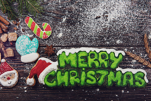 포토 JPG 해외이미지 크리스마스 산타모자 실내 사람없음 쿠키 산타모양 슈가파우더 진저쿠키 나무배경 해외포토 모양 모자_잡화 기념일 백그라운드 디저트 내부 산타클로스 파일형식 이미지허브