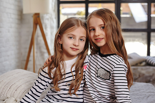 포토 JPG 해외이미지 백인 응시 여자 어린이 어깨동무 함께함 실내 상반신 두명 앞모습 자매 여동생 언니 소녀만 해외포토 서양인 시선 뷰포인트 포즈 컨셉 가족 사람 내부 동생 여자만 어린이만 파일형식 이미지허브