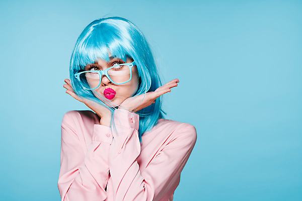 포토 JPG 해외이미지 응시 여자 하늘색 한명 상반신 성인 앞모습 가발 꽃받침 성인여자한명만 안경낌 힙스터 해외포토 1 시선 패션 안경 뷰포인트 사람 손짓 파란색 여자한명만 성인여자만 파일형식 이미지허브